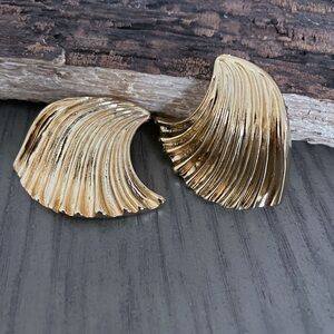 Gold Wave Women's Earrings - Elegant Sculpted Design